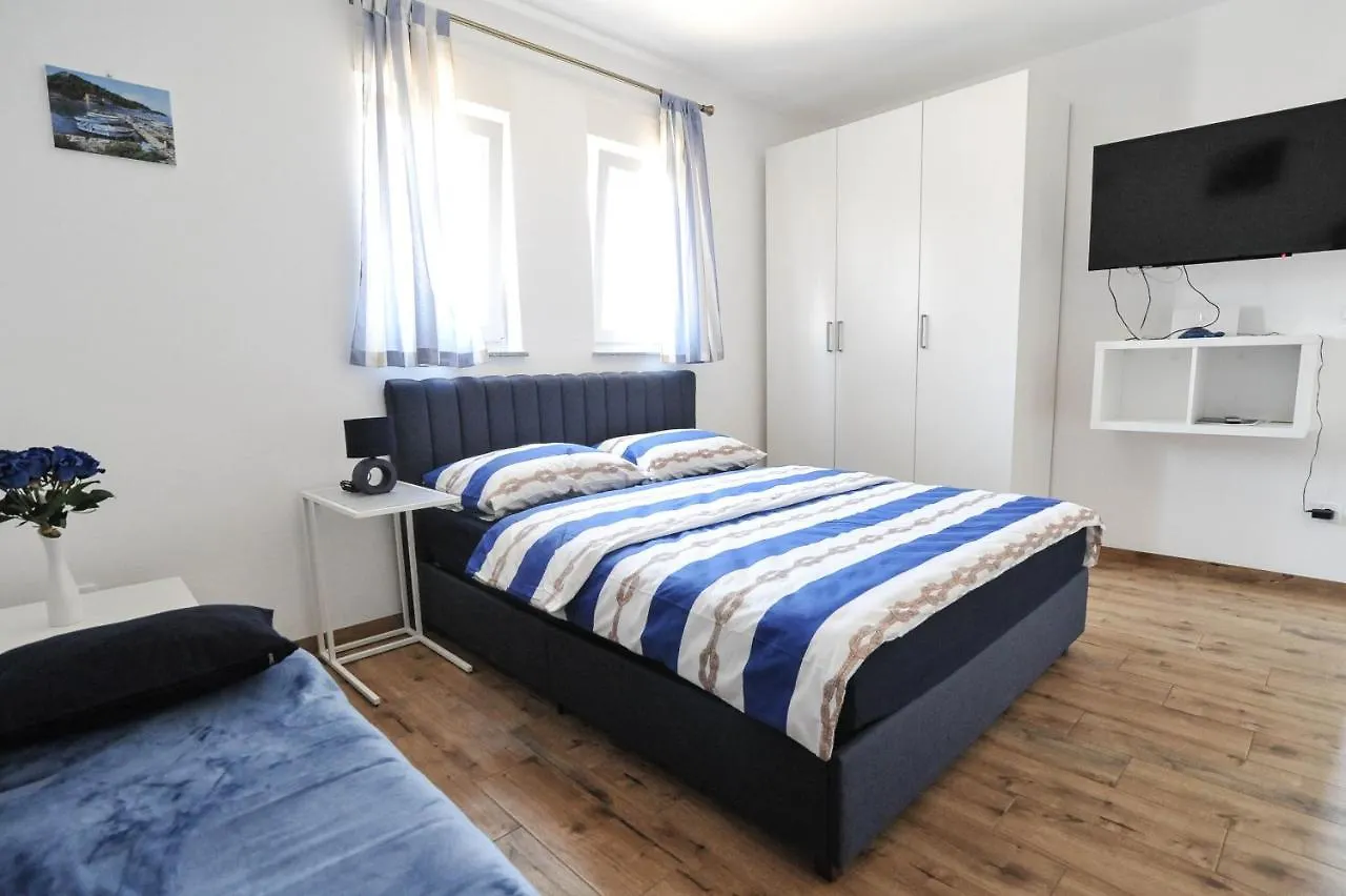 Apartmani Rebecca Vir 0*,
