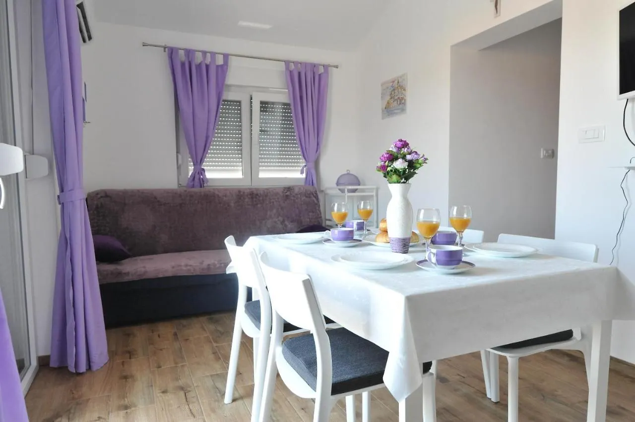 Apartmani Rebecca Vir 0*,