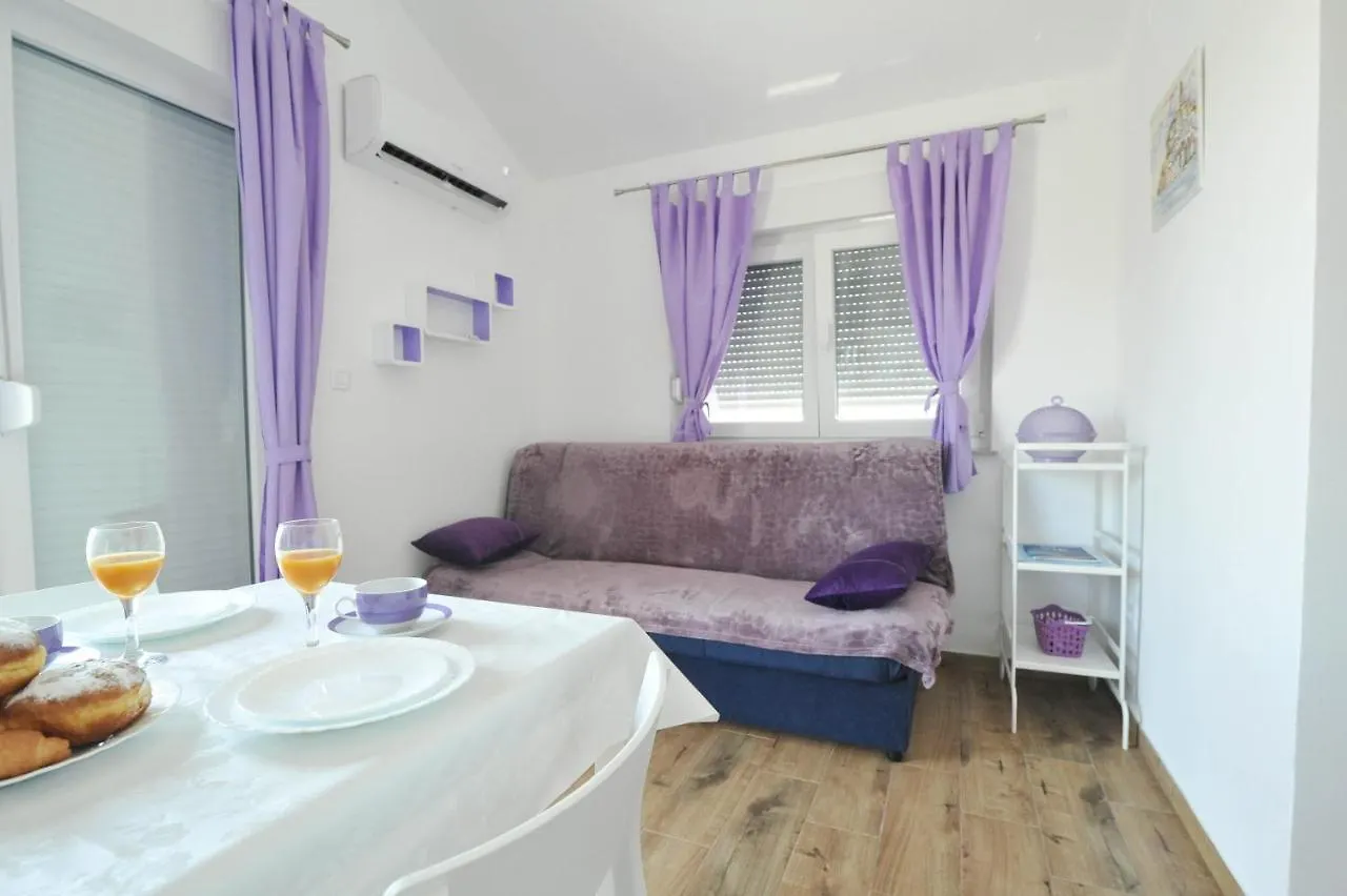 Apartmani Rebecca Vir 0*,