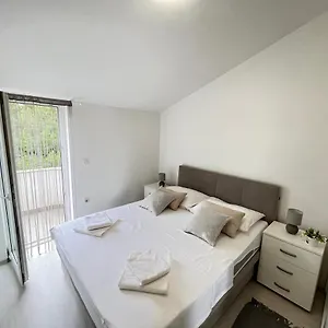 Apartmán Alena, Vir
