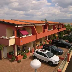 Apartmán Edith's Olive Garden, Vir